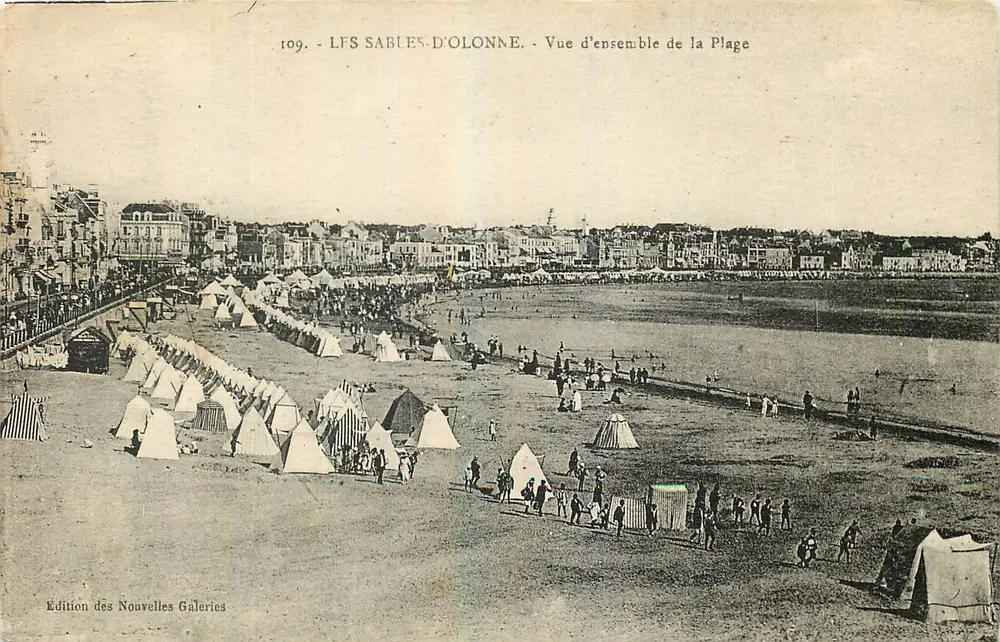 Sables-d'Olonne — Panoramic View of the Beach — Edition of the Nouvelles Galeries, no. 109 - Front
