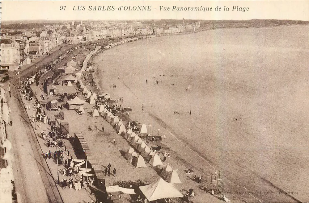 Les Sables-d'Olonne — Panoramablick auf den Strand — Verleger: L. Léon Sin - Vorderseite