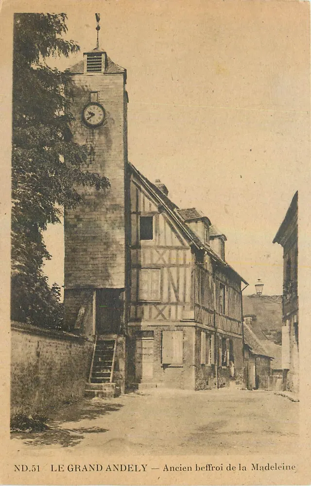 Der Grand Andely — Alter Glockenturm der Madeleine - Vorderseite