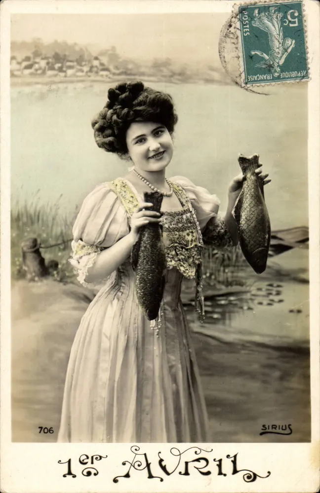 Jovem mulher segurando dois peixes — 1º DE ABRIL — SIRIUS, n°706 - Frente
