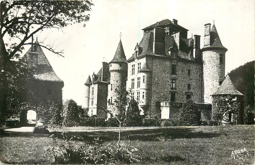 Schloss Pesteil — Umgebung von Vic-sur-Cère (Cantal) — ARGRA - Vorderseite