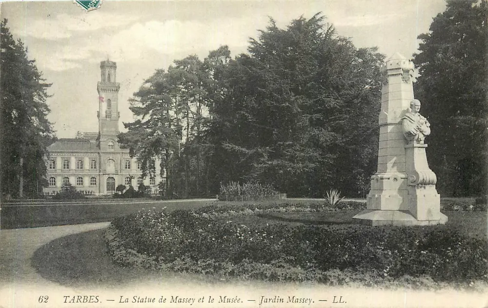 Tarbes — Die Statue von Massey und das Museum — Massey-Garten — LL. - Vorderseite