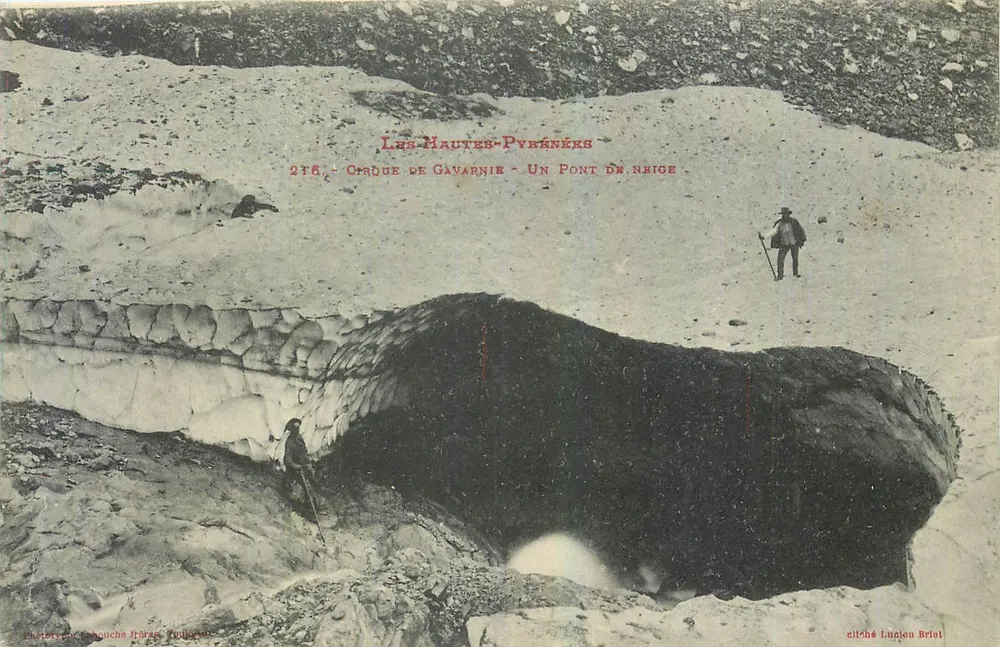 Cirque de Gavarnie - Eine Schneebrücke — Les Hautes-Pyrénées — veröffentlicht von Lucien Briot, Nr. 216 - Vorderseite