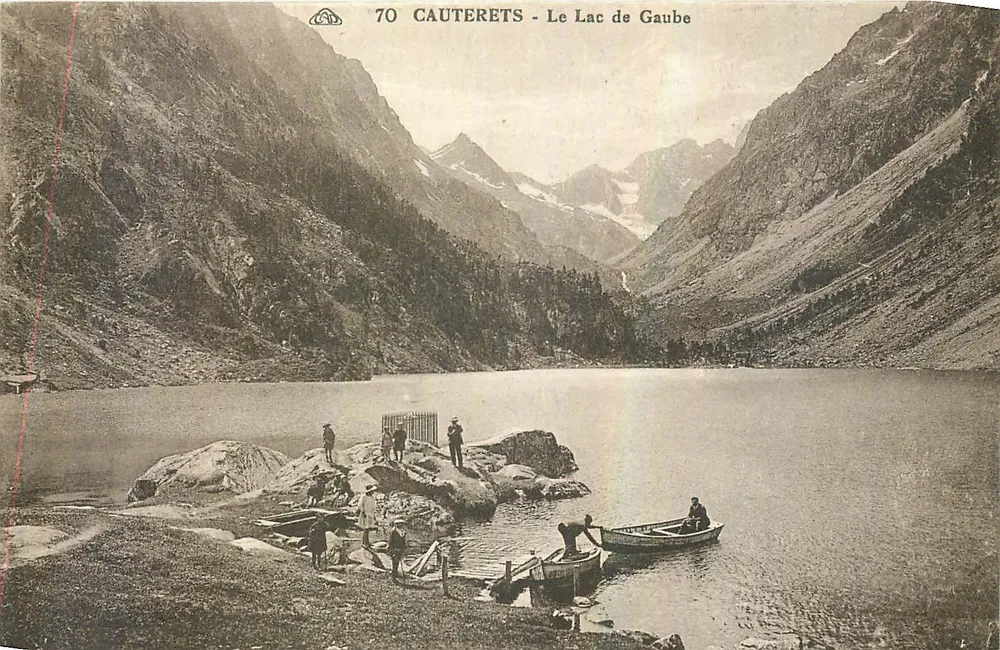 Cauterets - Lake Gaube — view of the lake surrounded by mountains with several people and a boat — n° 70 - Front