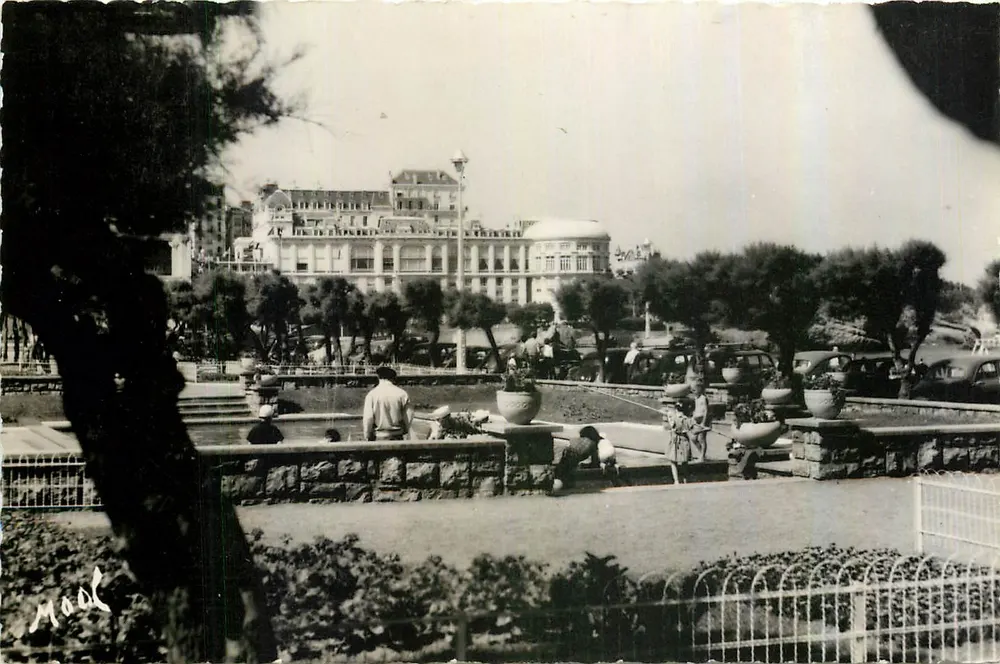 Biarritz — Jardins e Casino Bellevue — editor DART & PAU, n° S-208 - Frente
