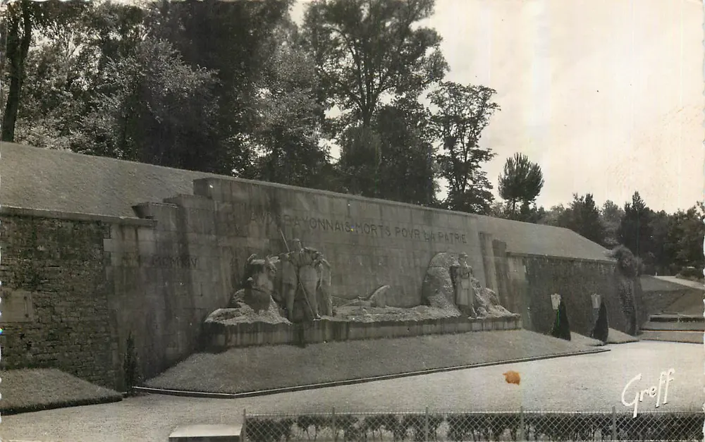 Bayonne - Monument aux Morts pour la Patrie — œuvre de Brasseur, architectes Molini, Niou, Ponthieu — édition Greff - Recto
