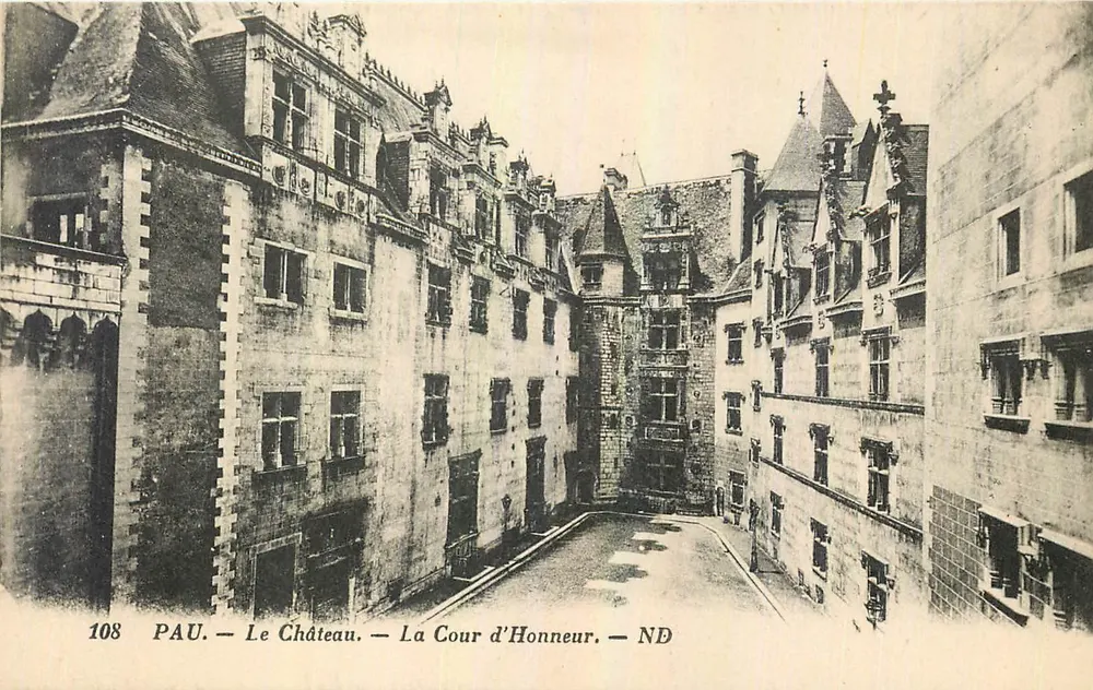 Pau — O Castelo — A Cour de Honra — ND — Editor Letellier, Paris, n° 108 - Frente