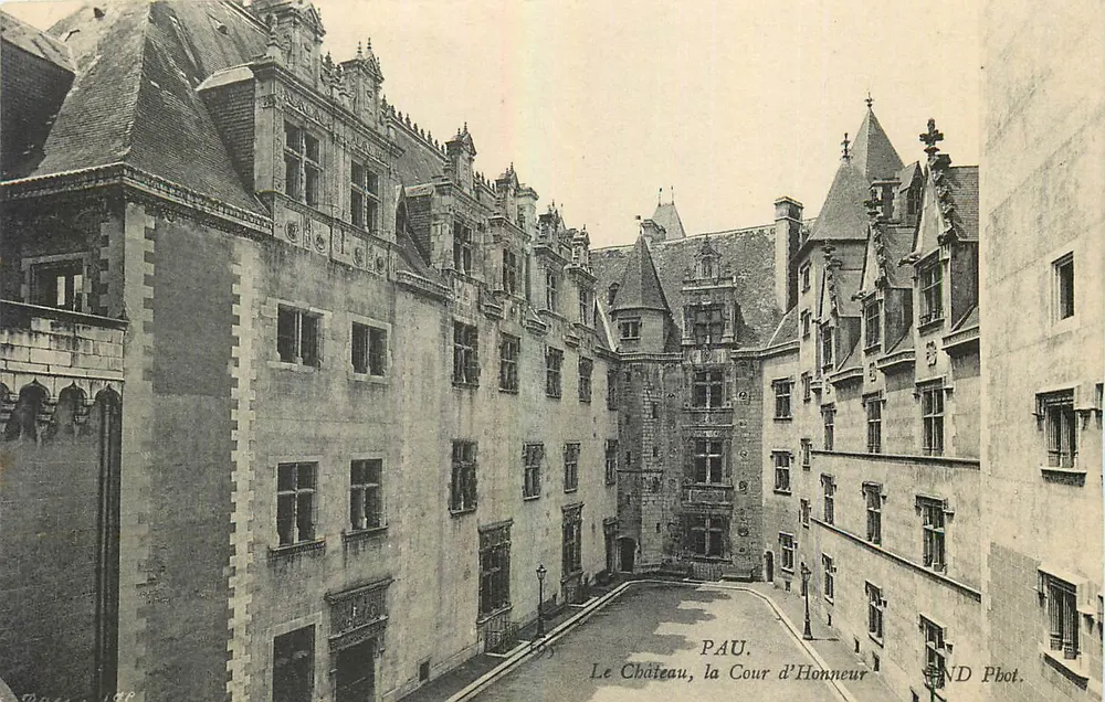 Pau, O Castelo, a Cour d'Honneur — ND Phot. - Frente