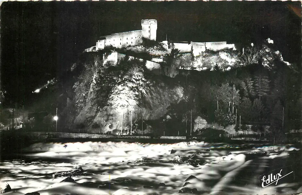 Das befestigte Schloss Alouettes — beleuchtet in der Nacht — Edlux - Vorderseite