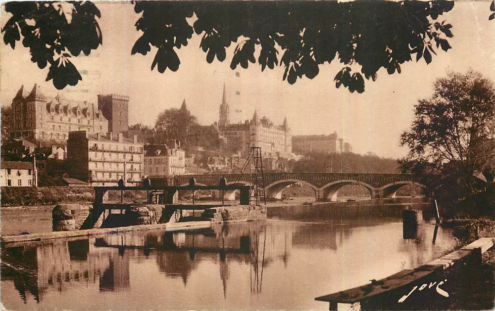 Pau — Schloss Henri IV, vom linken Ufer gesehen — Éditions JOVÉ, Pau (B.-P.) - Vorderseite