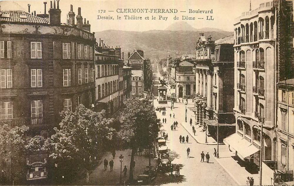 Clermont-Ferrand — Boulevard Desaix, das Theater und der Puy de Dôme — LL - Vorderseite