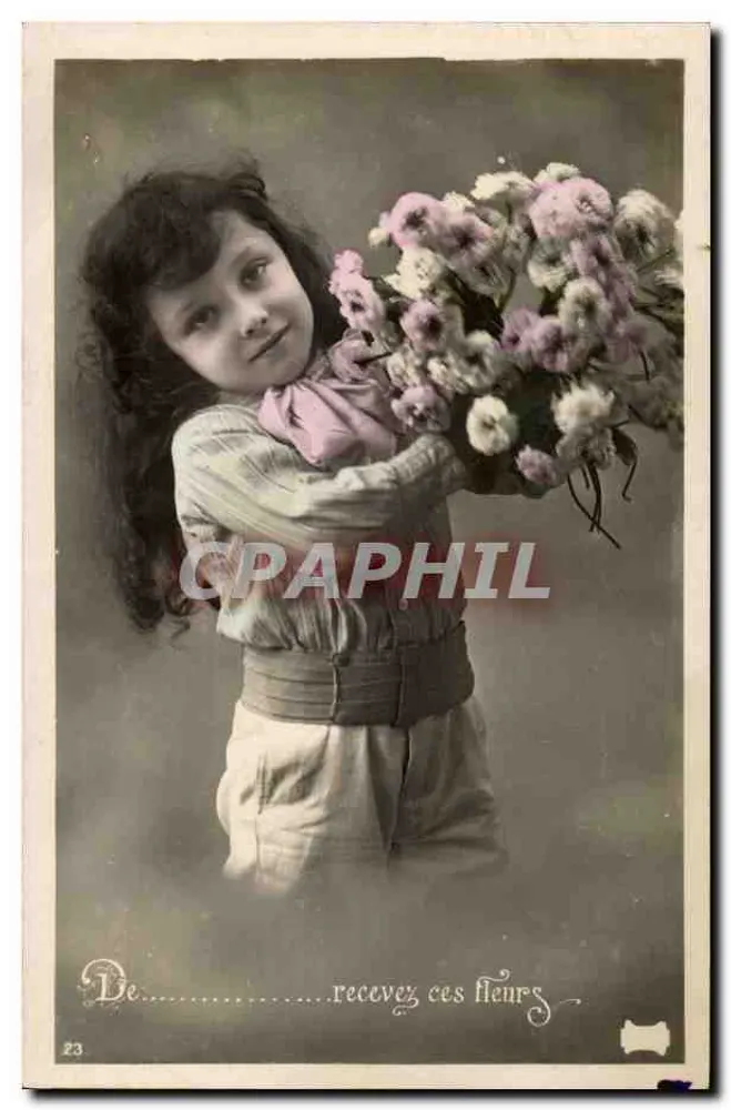 Menina segurando um buquê de flores — De……… receba estas flores — J.C. Paris n°23 - Frente