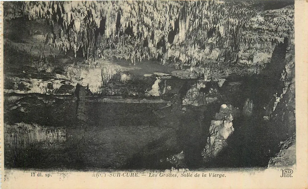 Arcy-sur-Cure — Höhlen, Saal der Jungfrau - Vorderseite