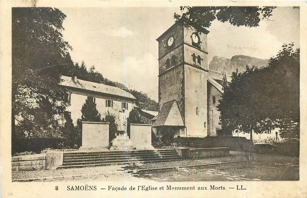 Samoëns — Fassade der Kirche und Kriegerdenkmal — LL. - Vorderseite
