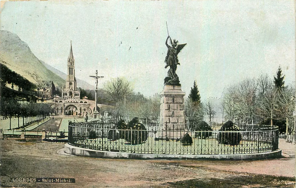 Lourdes - Saint-Michel — estátua de anjo e igreja — editor AQUA-PHOTO L.Y.S. Cie - Frente