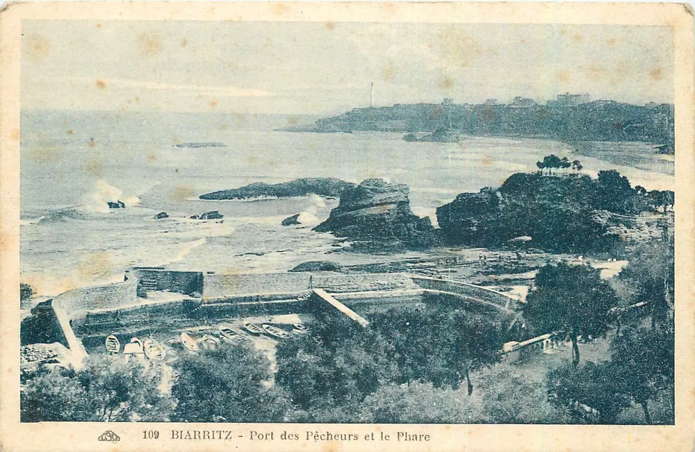Biarritz - Port des Pêcheurs et le Phare — Éditeur : Atelier des Arts Photographiques, Strasbourg — N° de série 109 - Recto