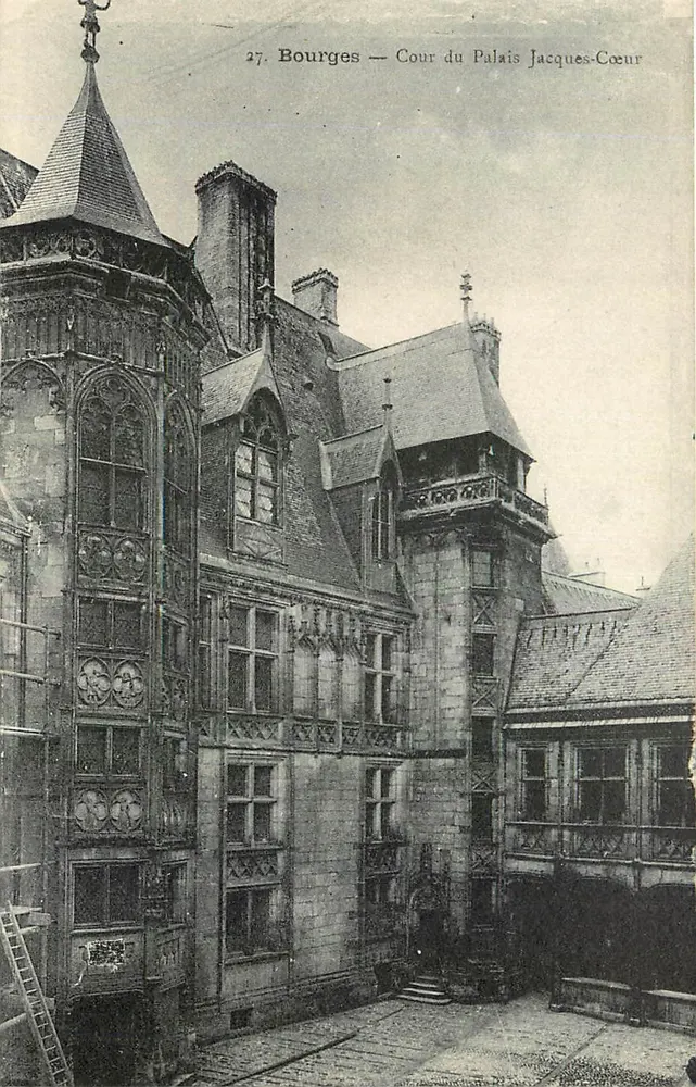 Bourges — Cour do Palácio Jacques-Cœur — O. Jacquet, Bourges - Frente