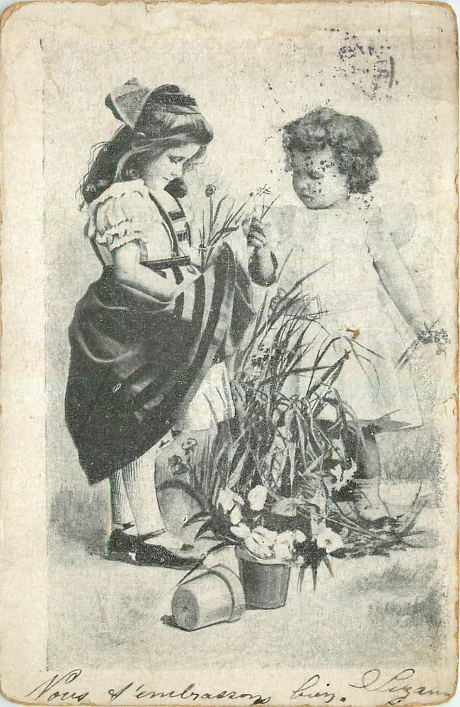 Dois crianças brincando com flores — ilustração — editor não identificado - Frente