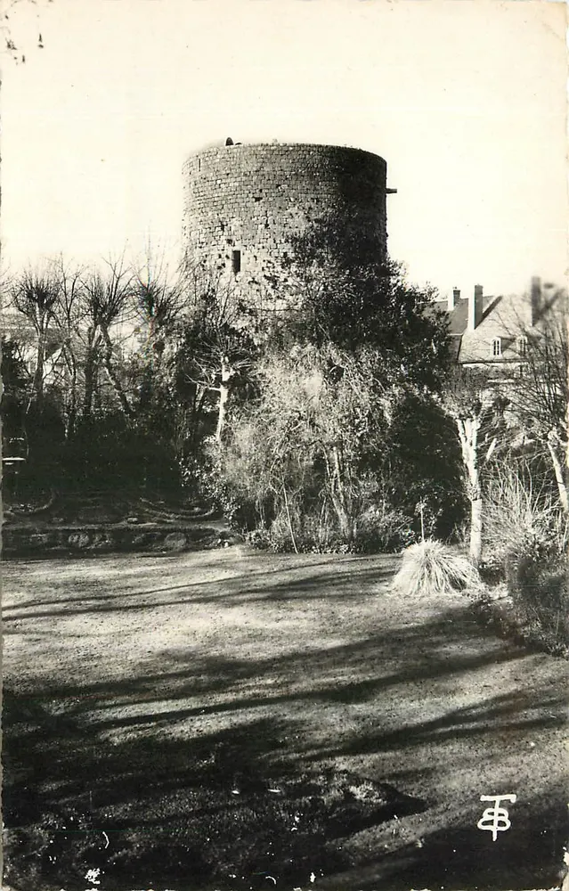 Dourdan (S.-et-O.) — Château, début XIIIe, Cour d'armes. Le Donjon — Photo exclusive B. Du Boullay, Paris-XVIIIe - Recto