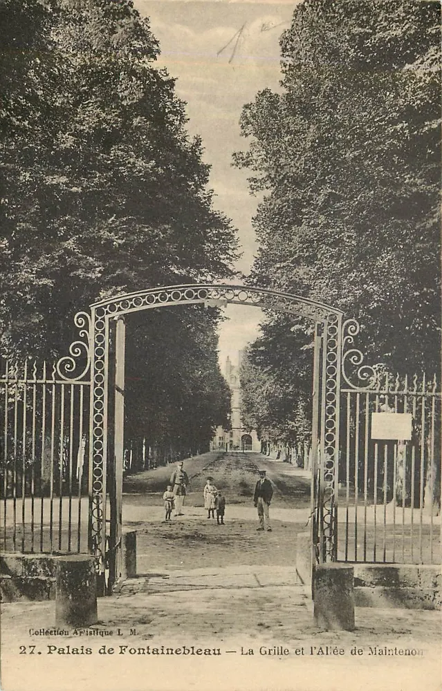 Schloss Fontainebleau — Die Pforte und die Avenue de Maintenon — Künstlerische Sammlung L. M. Nr. 27 - Vorderseite