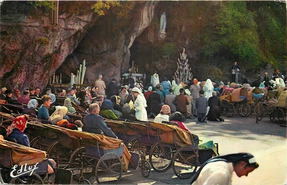Lourdes — Os doentes diante da Gruta — Edição Ed Lux - Frente