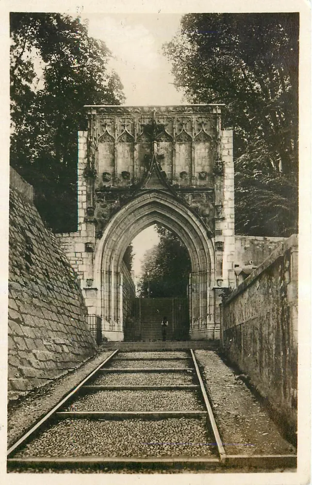 Chambéry — Eingang zum Schloss. Tor Saint-Dominique — Verlag LL. - Vorderseite