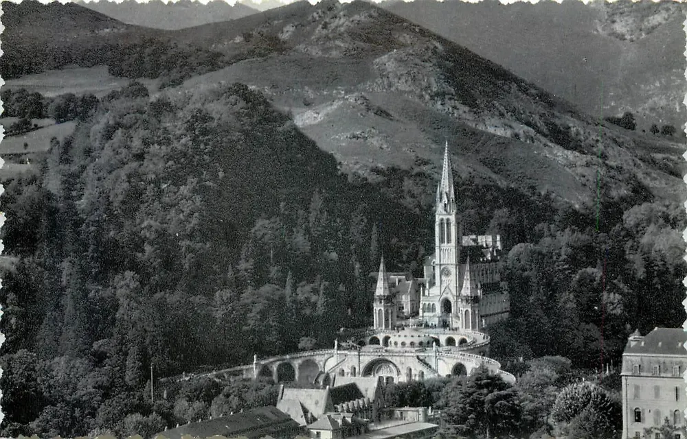 A Basílica, vista aérea — Lourdes — Edição Pinos du Réal - Frente