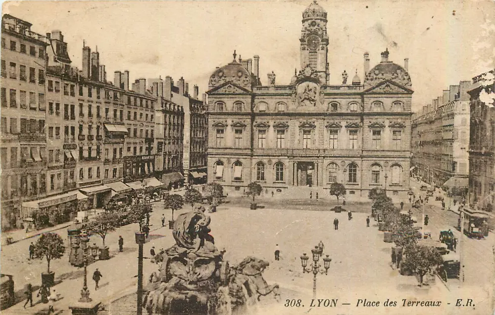 LYON — Praça dos Terreiros — E.R. n°308 - Frente