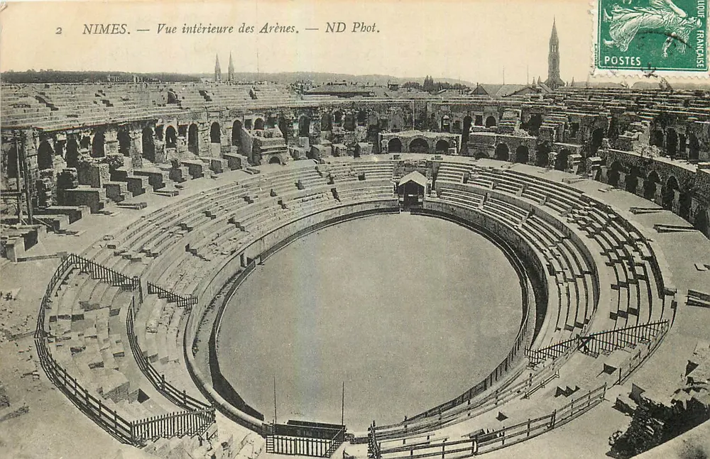 Nîmes — Vista interna das Arênes — ND Phot. - Frente