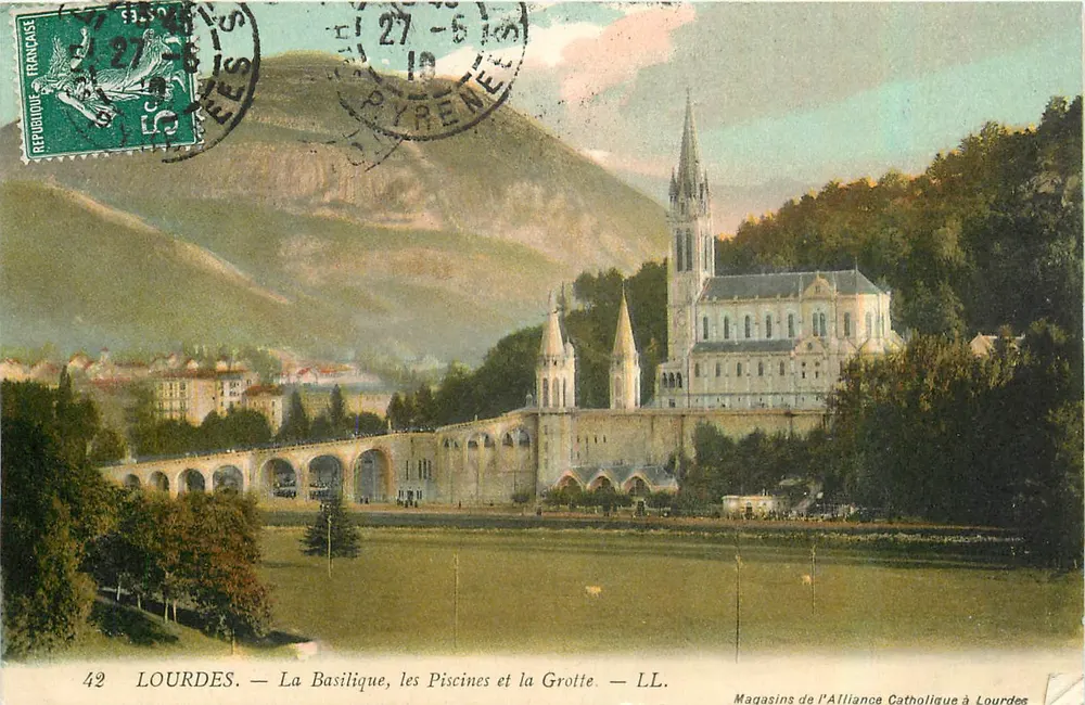 Lourdes — La Basilique, les Piscines et la Grotte — Magasins de l'Alliance Catholique à Lourdes - Recto