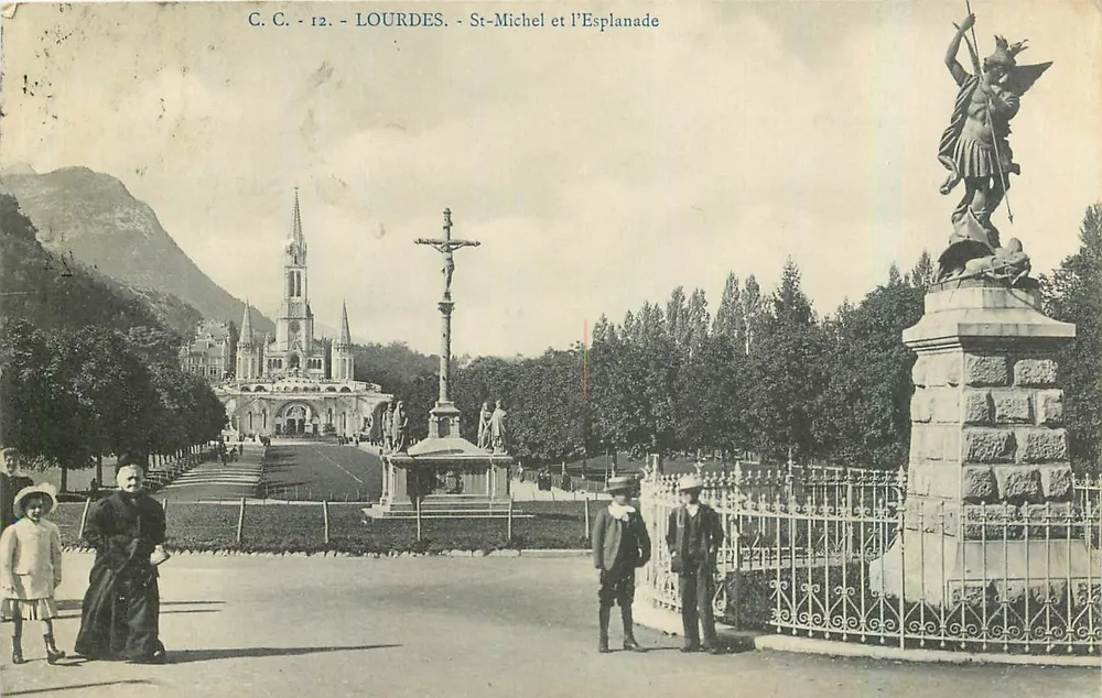Lourdes - São Miguel e a Esplanada — C.C. - 12 — editor C.C. - Frente