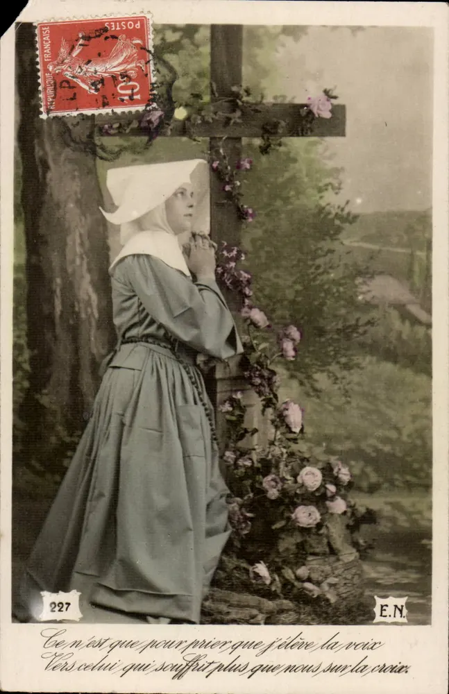 Frau in Kleid und Schleier, die vor einer blühenden Kreuzes vorbetet — E.N. n°227 - Vorderseite