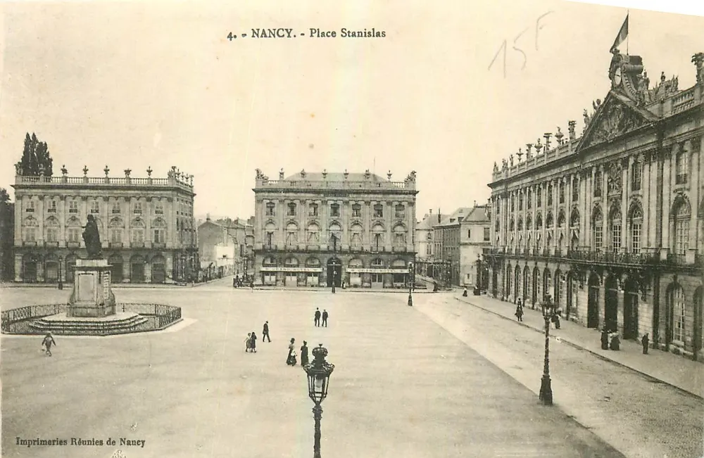 NANCY - Place Stanislas — vista da praça com o monumento central e os edifícios clássicos — Imprimeries Réunies de Nancy, n°4 - Frente