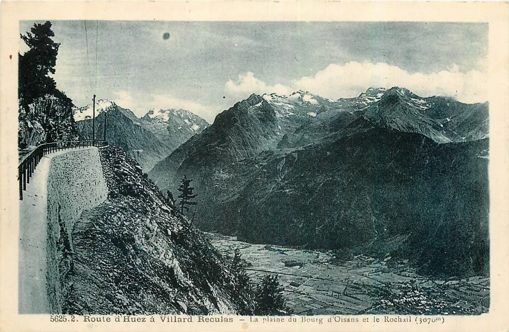 Route von Huez nach Villard Reculas — Die Ebene von Bourg d'Oisans und der Rochail (3070m) - Vorderseite