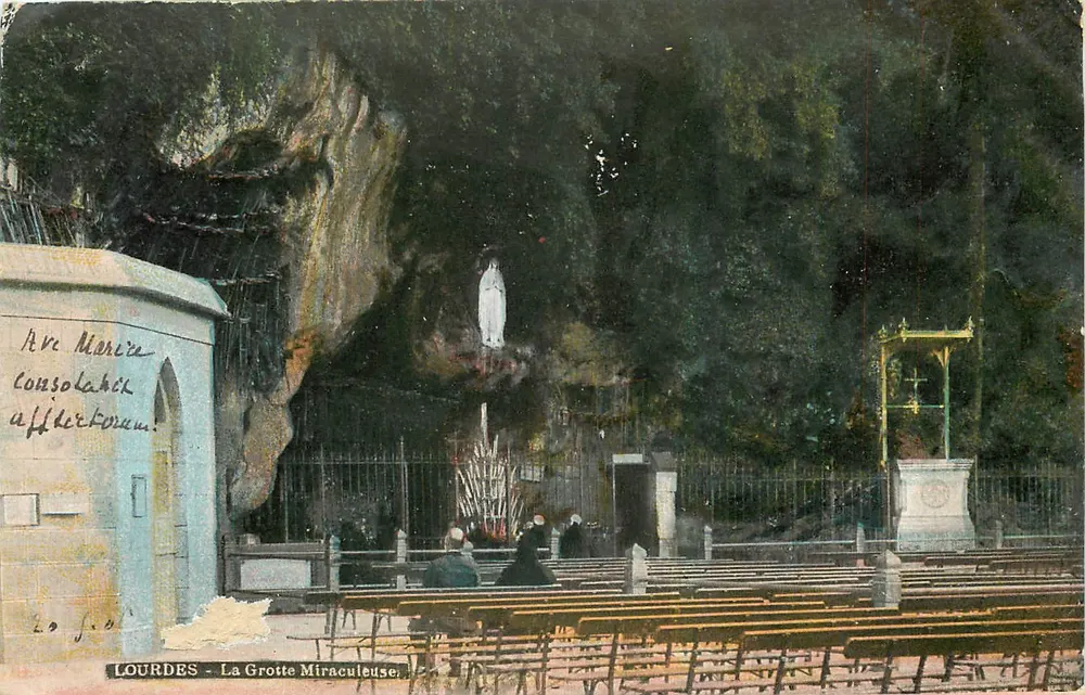 LOURDES - Grota cudowna — widok z góry z figurą Najświętszej Maryi Panny i pielgrzymów — wydawca nieznany, numer serii nie widoczny - Awers