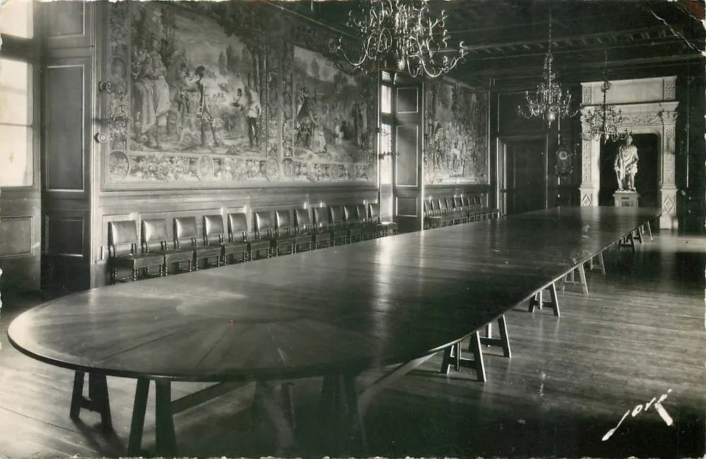 Castelo de Pau — Sala de jantar com mesa para cem lugares — Jork - Frente