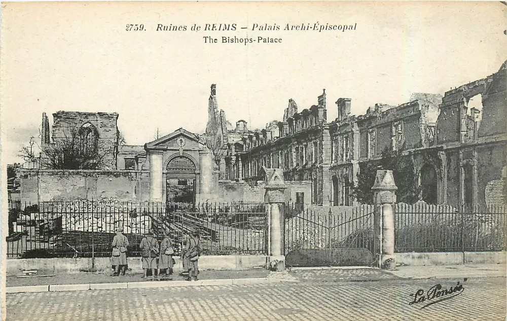 Ruínas de REIMS — Palácio Arquiepiscopal — La Pensée - Frente