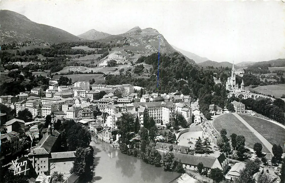 Lourdes — Vue prise du Château-Fort montrent l'emplacement de la Basilique St-Pie X — éditeur Yvan, n°2 - Recto
