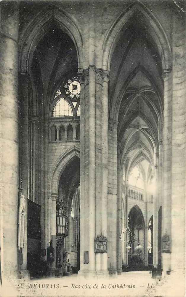 Beauvais — Lado inferior da Catedral — LL - Frente