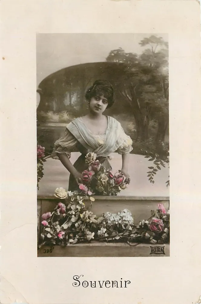 Jovem mulher com rosas — Lembrança — Astra, n°396 - Frente