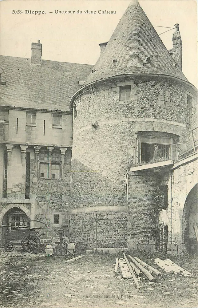Dieppe — Une cour du vieux Château — A. Deltemblos édit. Dieppe - Recto