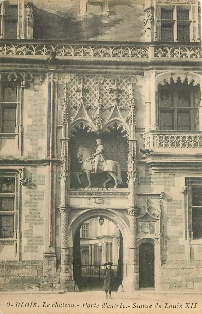 FLOIS. Das Schloss - Eingangstor - Statue von Ludwig XII. - Vorderseite