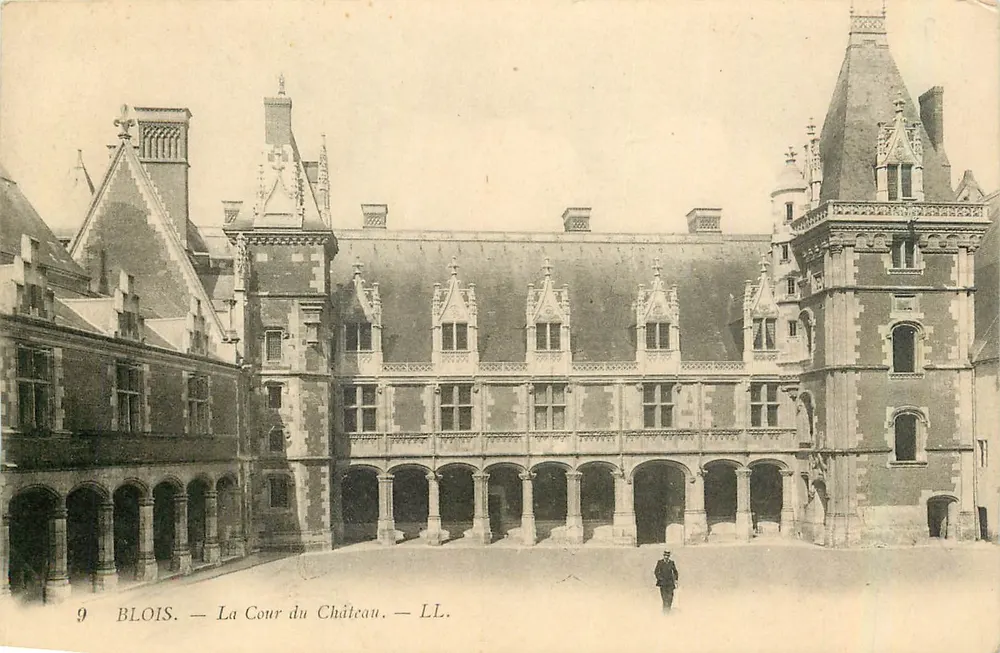 Blois — A Cour do Castelo — LL. - Frente
