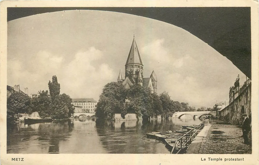 Metz — O Templo protestante — vista sob um ponte - Frente
