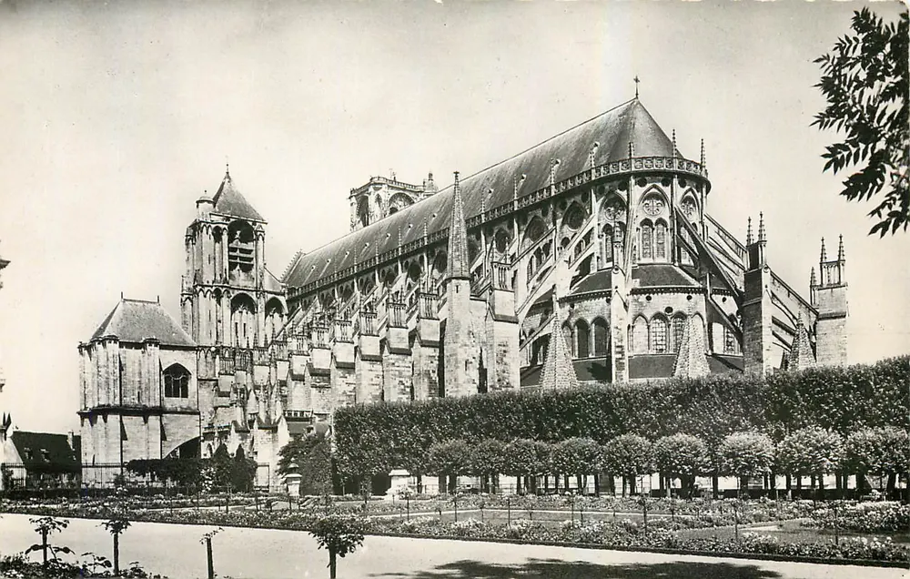 Cathédrale Saint-Étienne de Bourges — Vue d'ensemble sur la Nef et l'Abside — Collection PHOTO VERITABLE, n° 7229 - Recto