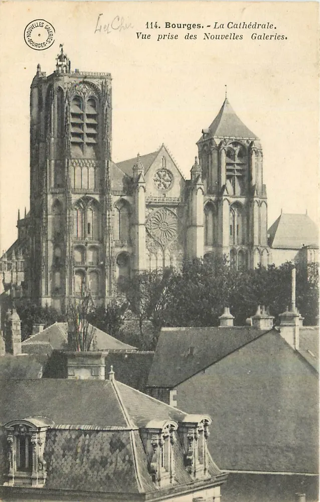 Bourges - La Cathédrale — Vue prise des Nouvelles Galeries — éditeur Anouvelles Galeries, n° 114 - Recto