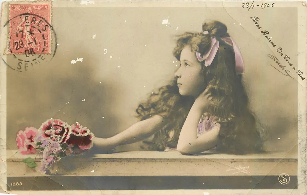 Jeune fille à la fenêtre — avec bouquet de roses — éditeur S. (n° 1383) - Frente
