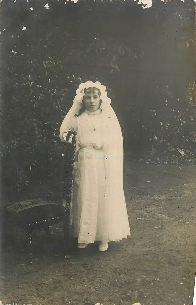 Menina em vestido branco e véu — jardim — Carte postale - Frente