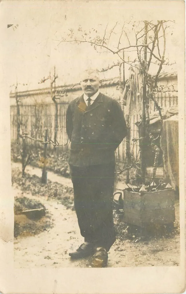 Homem de terno — jardim de inverno — Editor: E. Gullennino, Paris - Frente