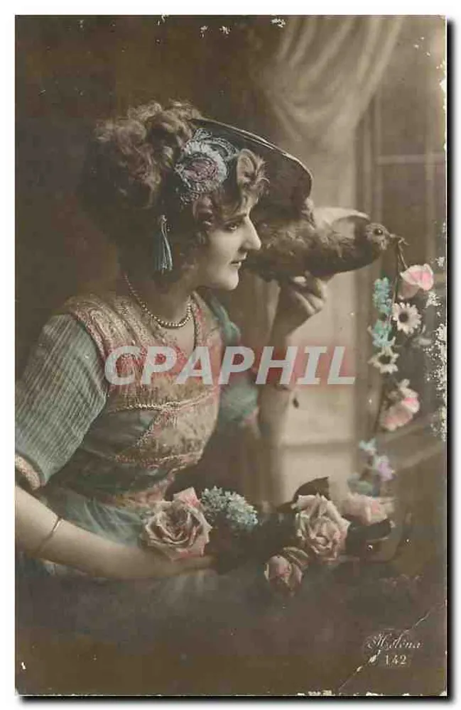 Mulher com traje decorado — pássaro no ombro — Modena 142 - Frente
